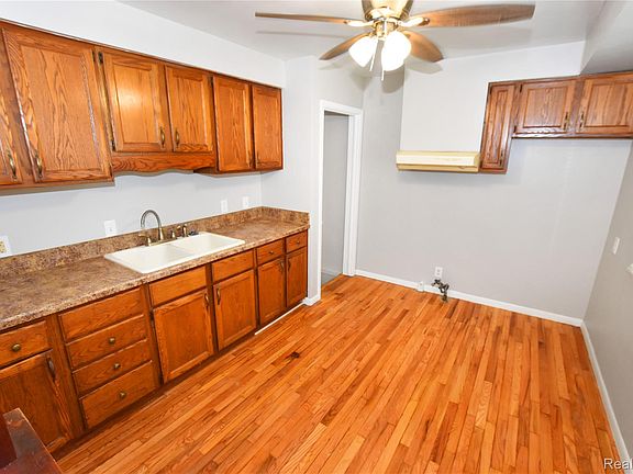 2nd image of 3933 Clairmont St