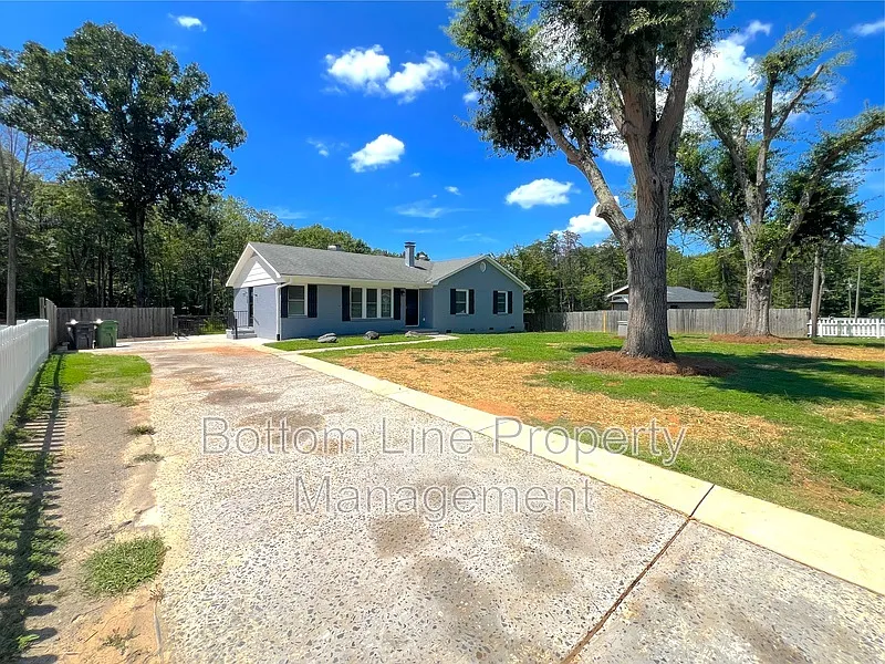 4 bed, 3.0 bath, 2201 sqft, $2,400 — Photo 2