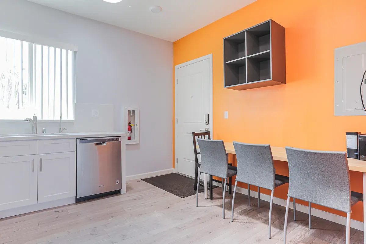3 bed, 980 sqft, $4,200 — Photo 3