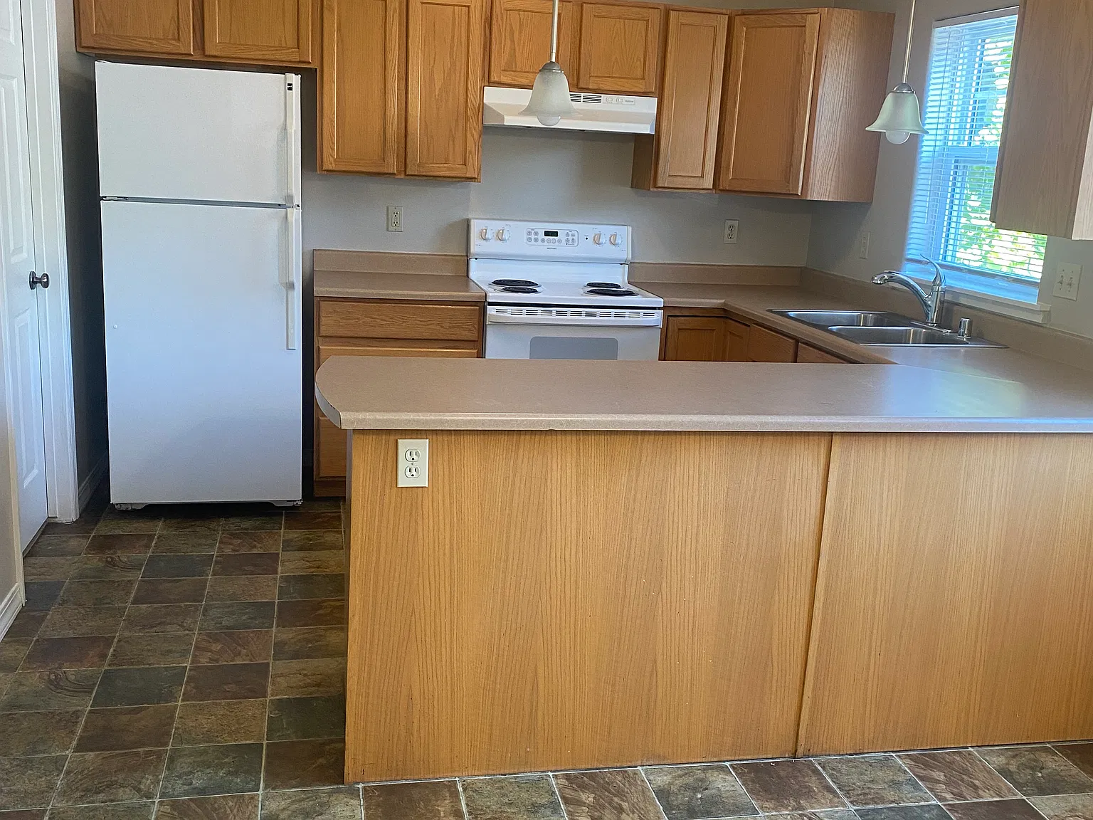 3 bed, 1.5 bath, 1100 sqft, $1,895 — Photo 4