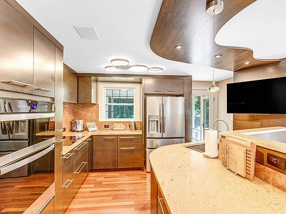 4th image of 9 Isabelle Cir
