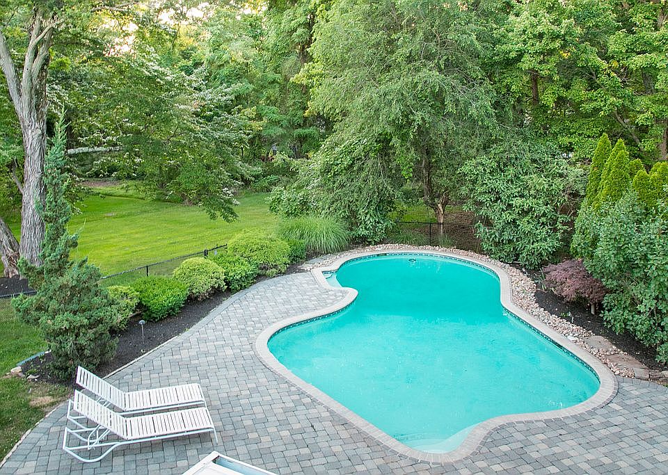 Beautiful Pool and backyard
