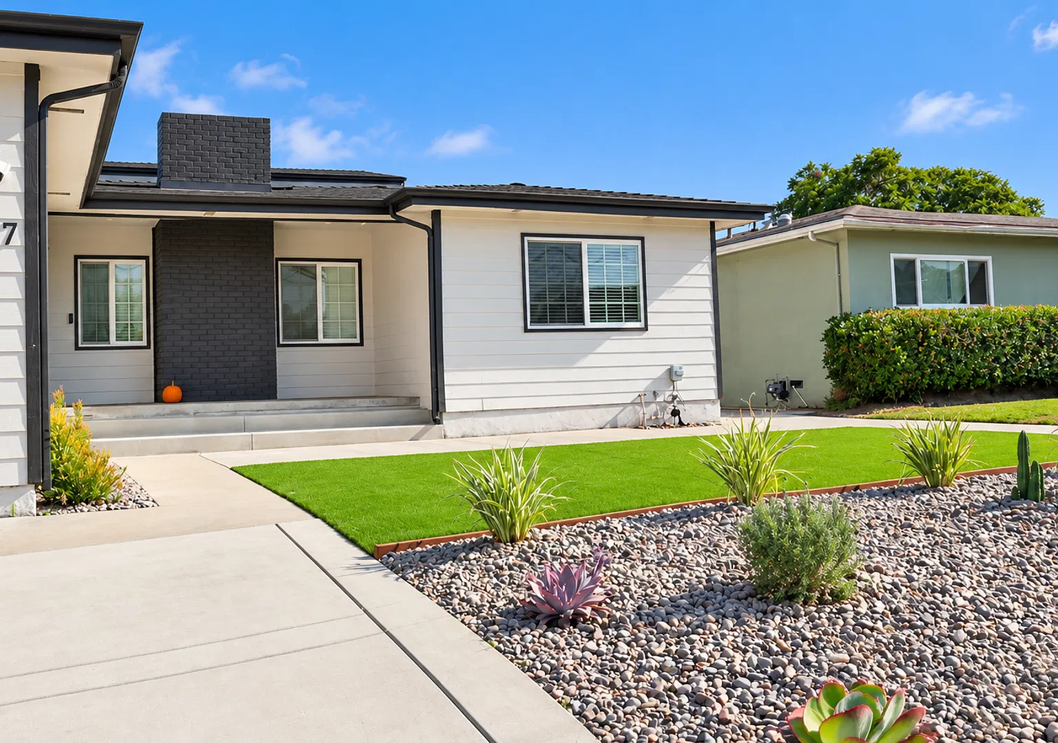 Beautiful bright and spacious 5 Bedrooms - Amazing Location! — Photo 1