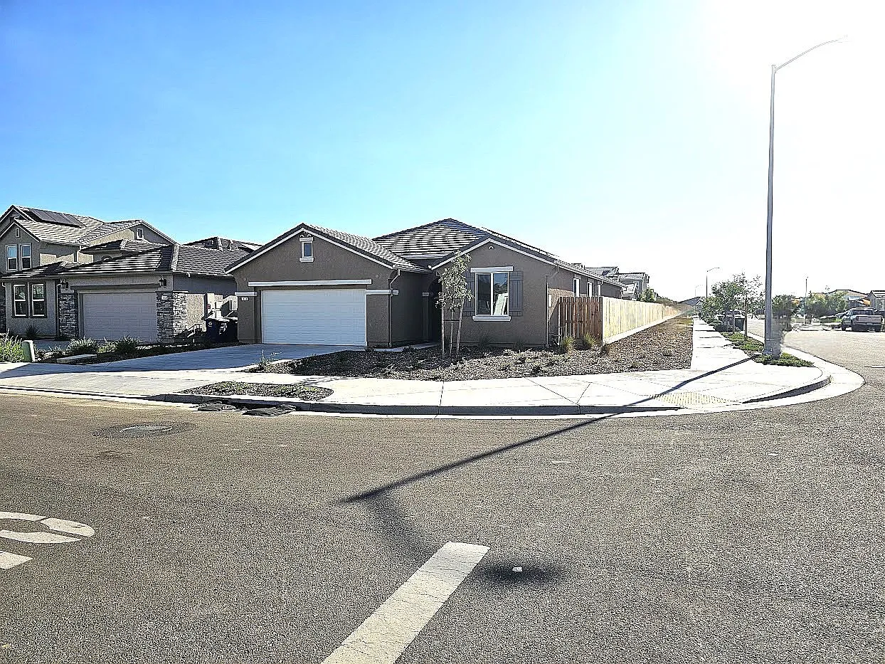 4 bed, 2.0 bath, 2018 sqft, $2,425 — Photo 1