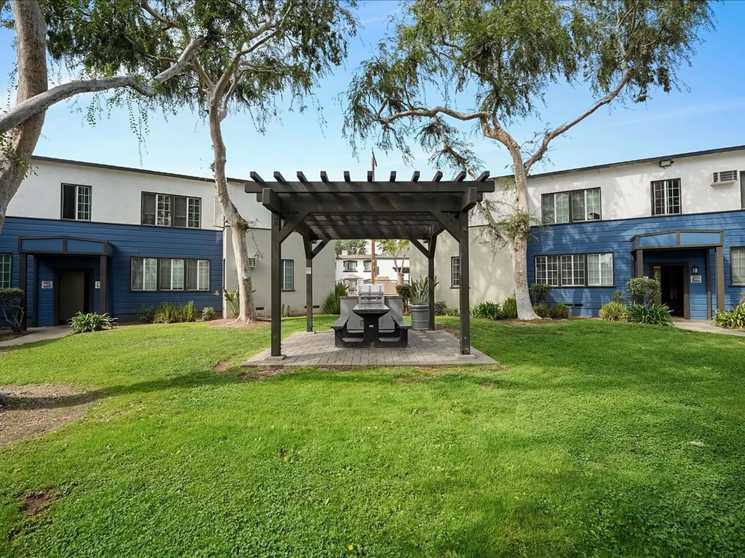 Somerset Apartments — Photo 4
