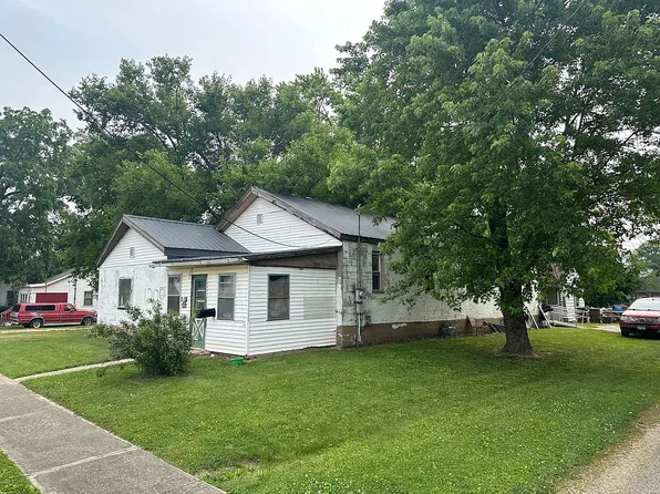 1200 N 11th St, Mattoon, IL 61938