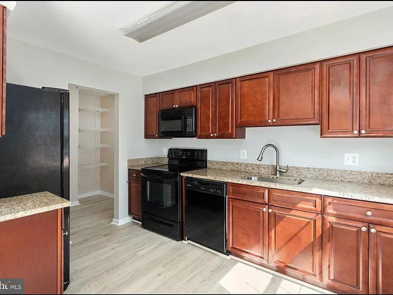 Silver Maple Ct — Photo 3