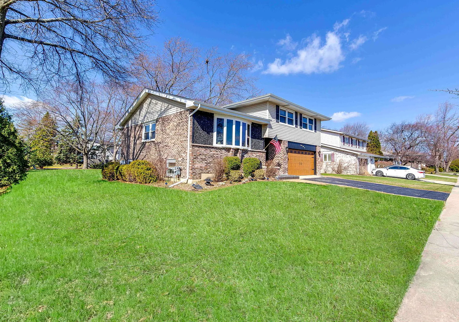 3 bed, 2.5 bath, 2082 sqft, $3,800 — Photo 2