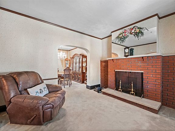 5th image of 103 Westwood St