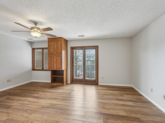 4th image of 401 SE Delaware Ave Unit 306