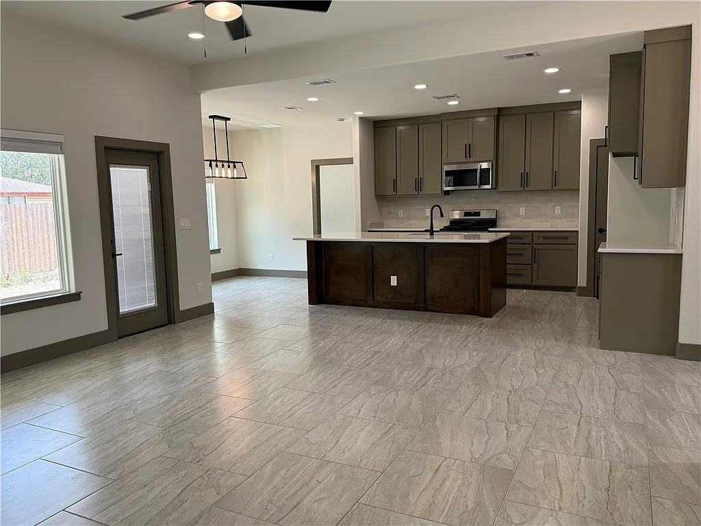 4 bed, 2.0 bath, 1712 sqft, $3,000 — Photo 2