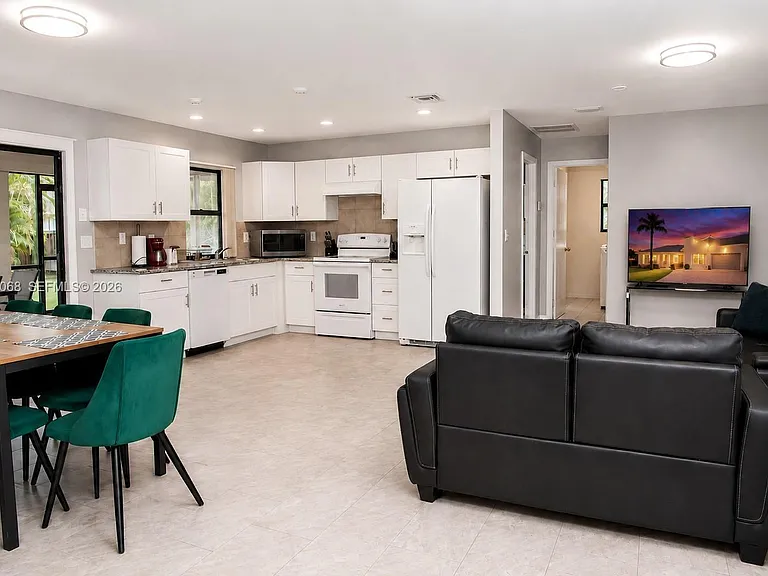 722 SE Thanksgiving Ave — Photo 2