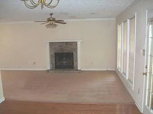 2090 Hollywood Dr — Photo 3