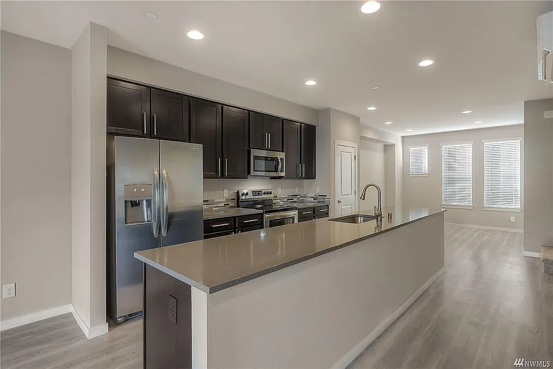 2 bed, 2.5 bath, 1352 sqft, $2,600 — Photo 2