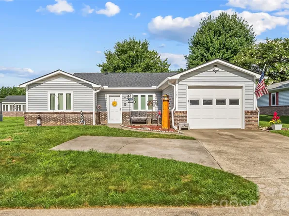 141 Derbyshire Dr, Hendersonville, NC 28792
