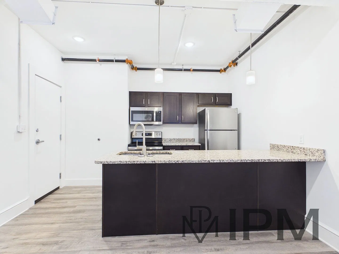 325 W Market St — Photo 2