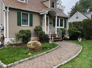 128 Summit Ave, Waldwick, NJ 07463