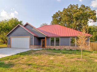 603 College St, Grandview, TX 76050