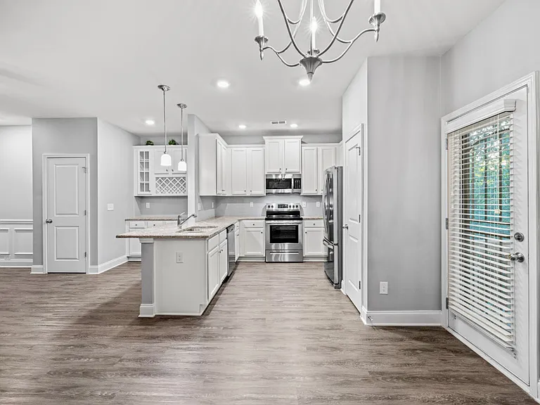 2570 Castellan Dr — Photo 19