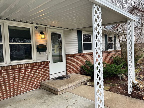 2nd image of 903 E Illinois St