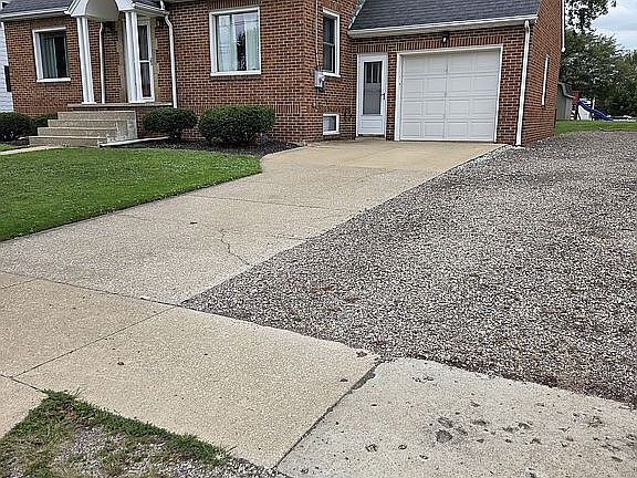 4th image of 206 S Main St