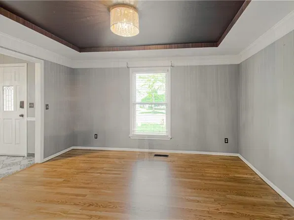8533 Hall St, Lenexa, KS 66219