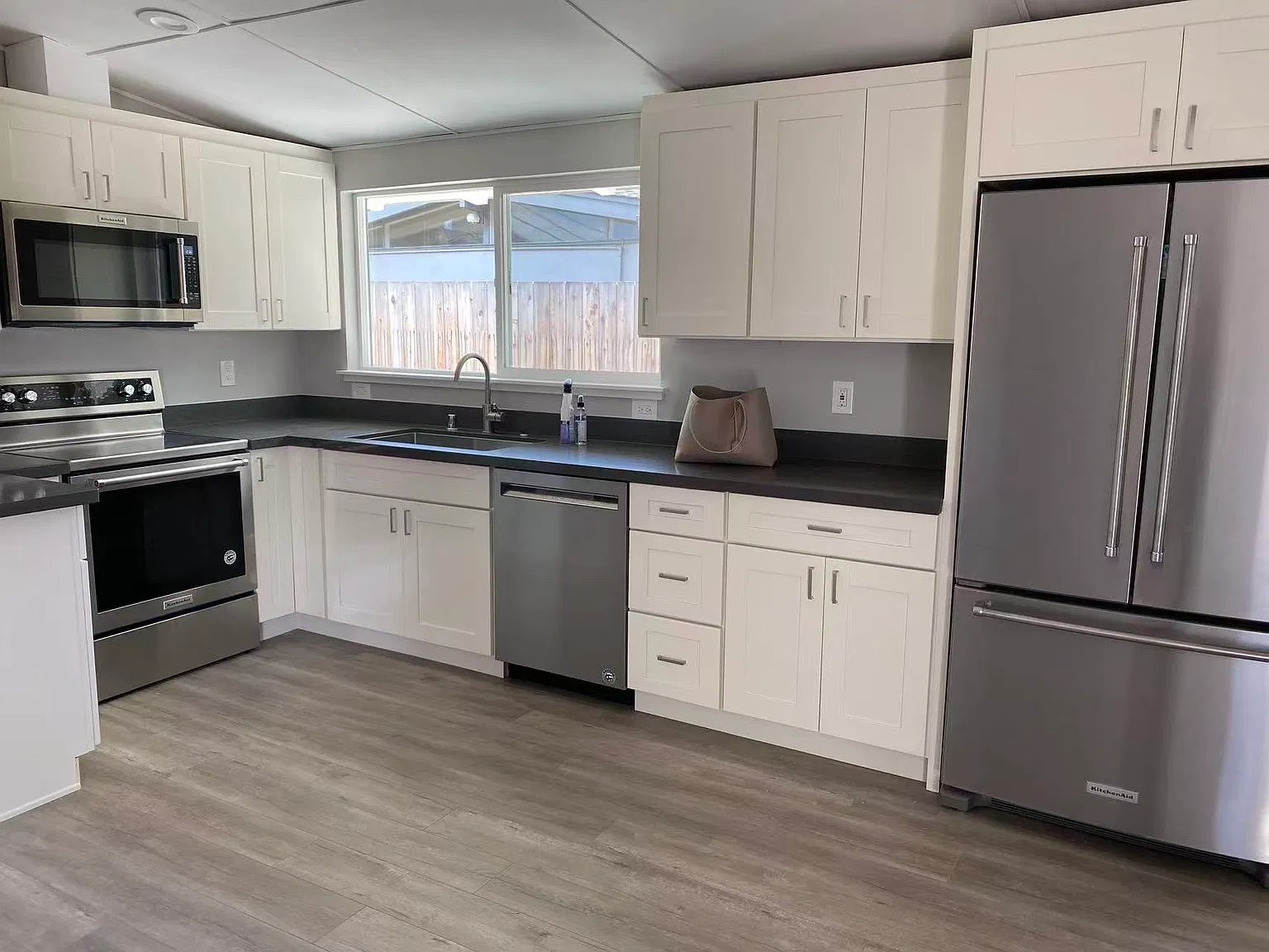 3 bed, 1000 sqft, $4,350 — Photo 1