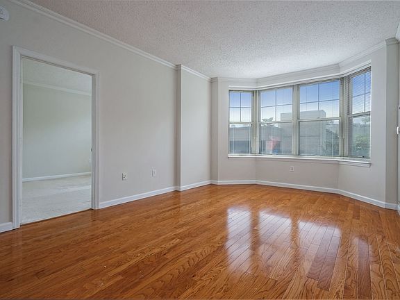 300 Mamaroneck Ave #611 White Plains, NY 10605 (003of 28).jpg