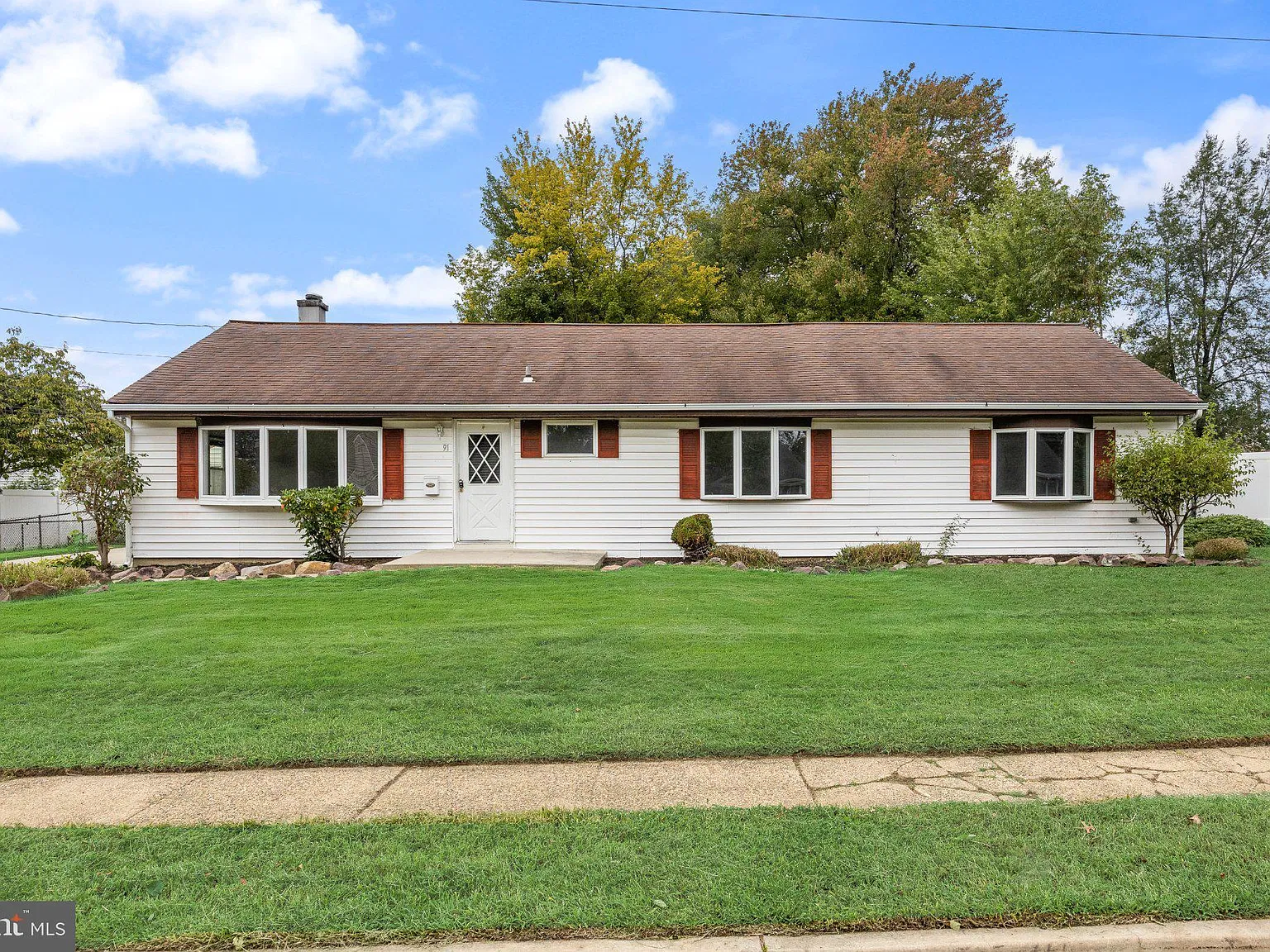 4 bed, 2.0 bath, 1945 sqft, $3,200 — Photo 2