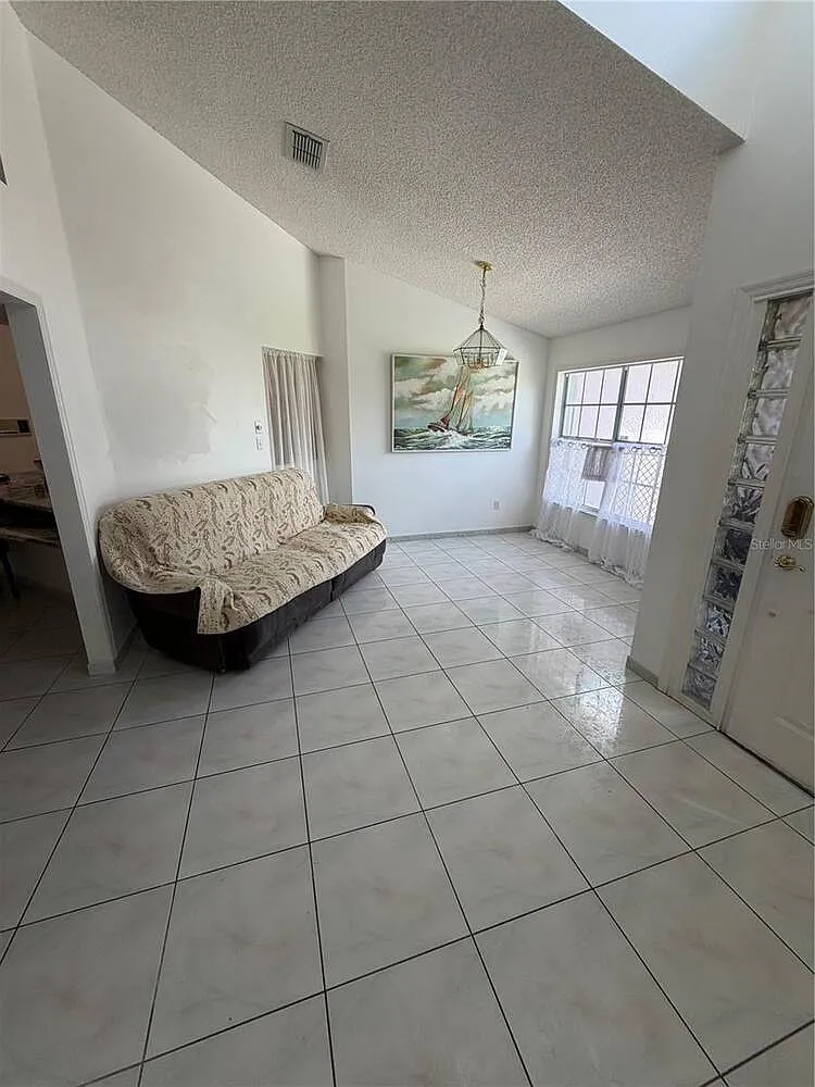 2 bed, 1.0 bath, 1760 sqft, $1,800 — Photo 4