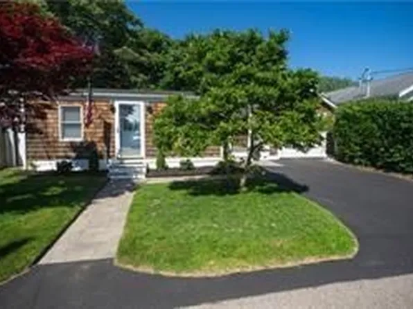 28 Crest St, Middletown, RI 02842