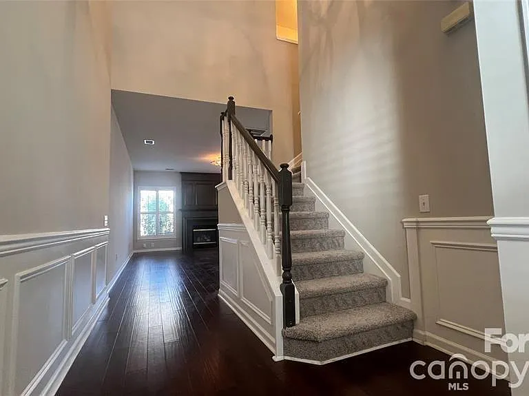 10232 Garmoyle St — Photo 2