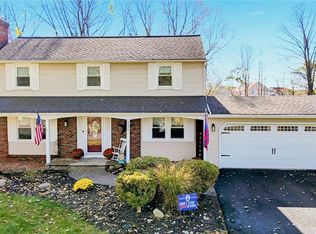 6051 Holly Ln, Farmington, NY 14425