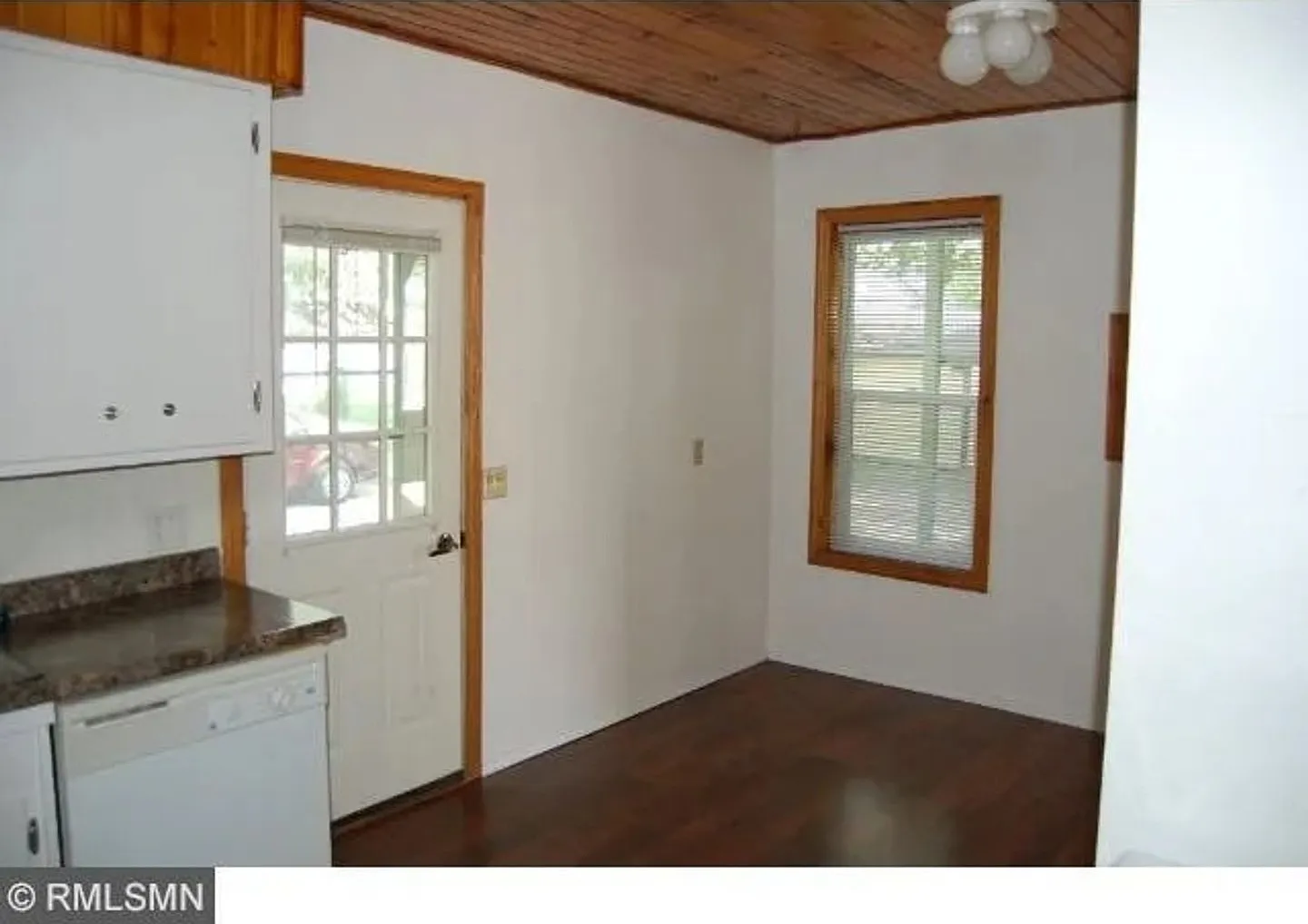 Newly refreshed 2 bedroom, 1 bath in duplex. Large yard in quiet neighborhood in Faribault. — Photo 3