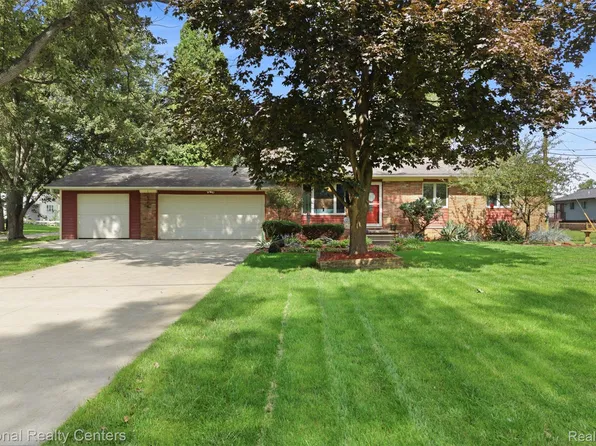 1270 McCoy St, Wolverine Lake, MI 48390