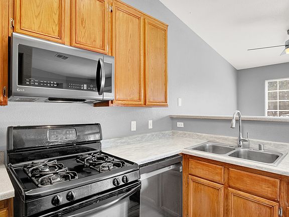 #GuardianRealty 4730 E Craig Rd #2013 Condo Rental kitchen 2 gas stove_06262025