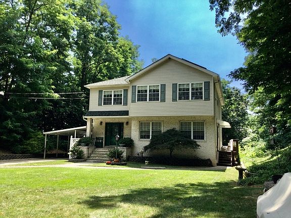2nd image of 130 Leslie Ave