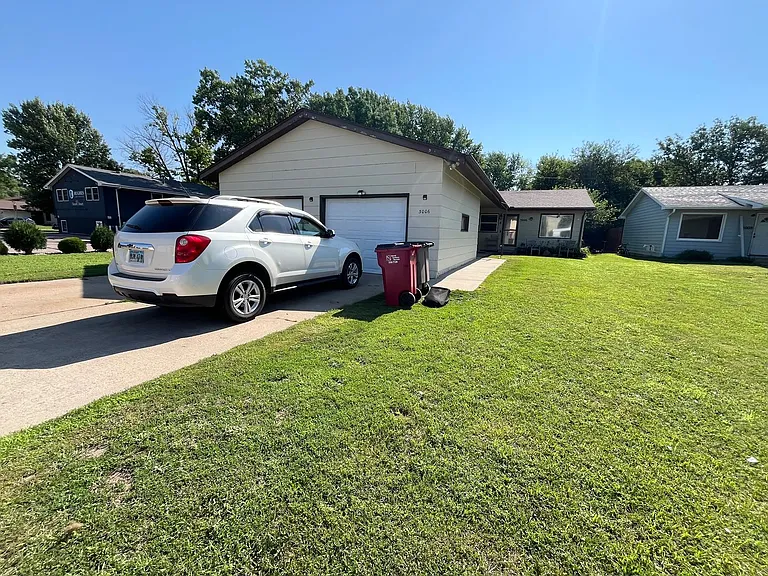3004 S Phillips Ave — Photo 1