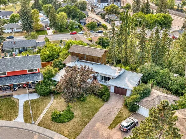 15 SE Glenview Dr SW, Calgary, AB T3E 4H4