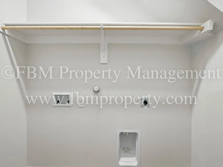2121 Luna Dr — Photo 11