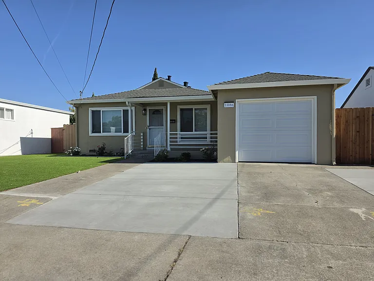 1086 Mersey Ave — Photo 2