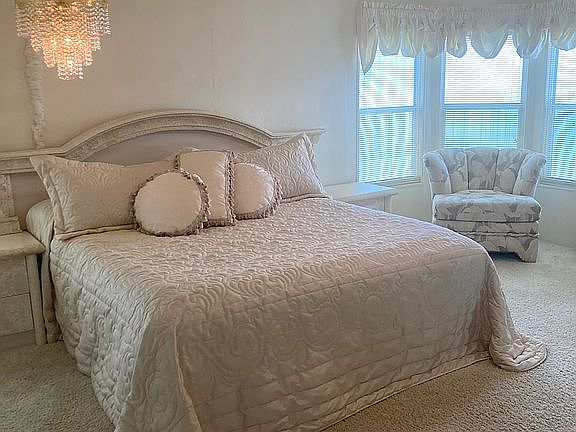 Master Bed w/walk-in closet