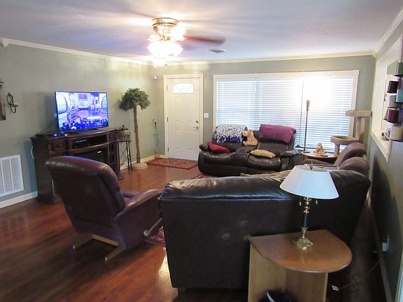 4th image of 1632 Lamar St