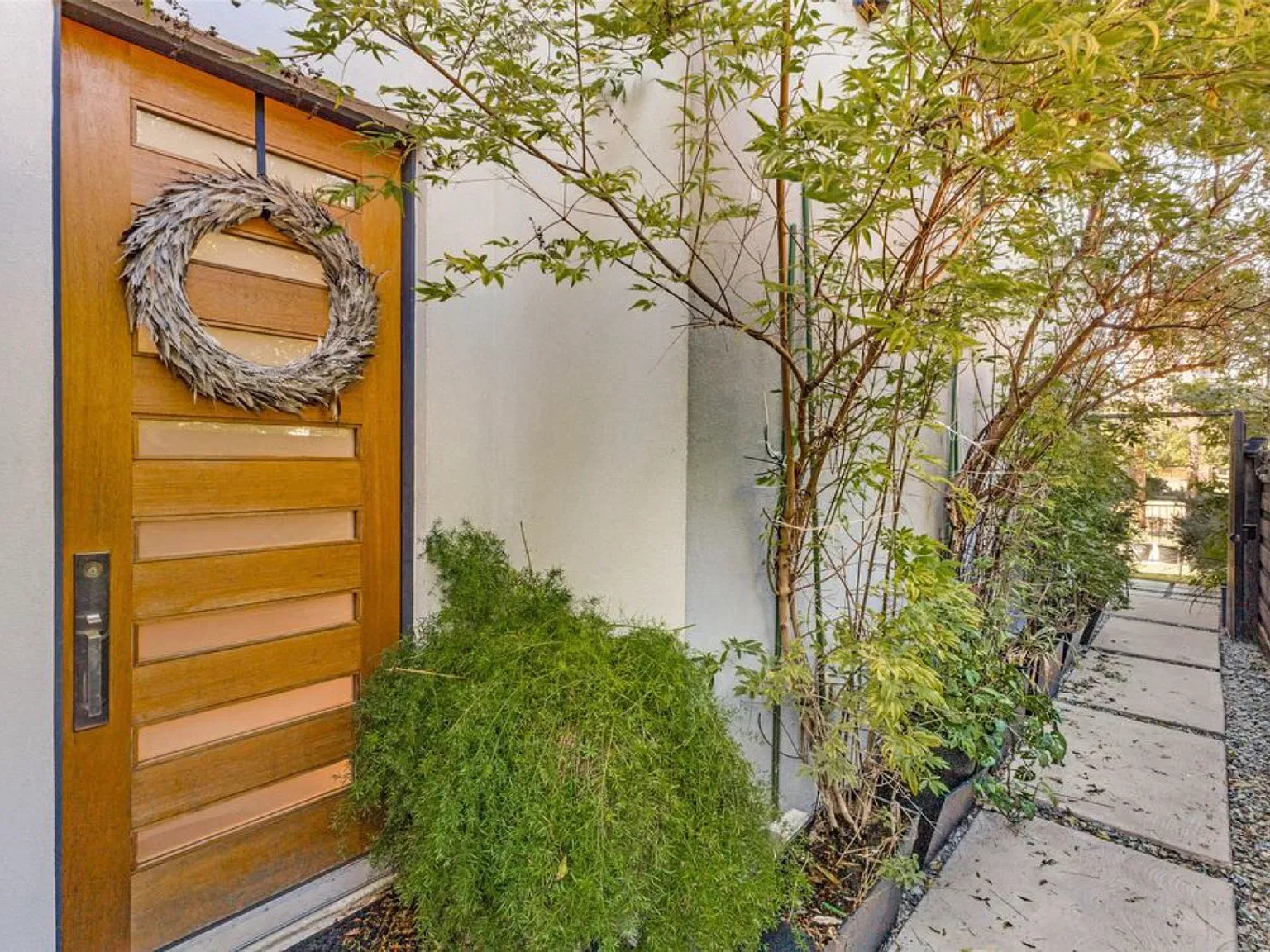 3 bed, 3.5 bath, 2800 sqft, $5,900 — Photo 3