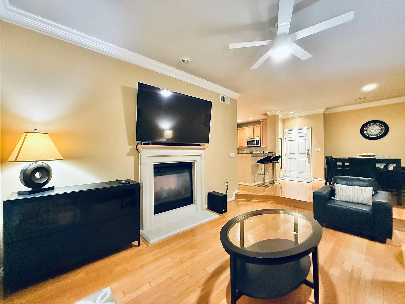 1 bed, 1.0 bath, 940 sqft, $1,995 — Photo 4