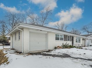 2417 E Sand Lake Rd, Lindenhurst, IL 60046