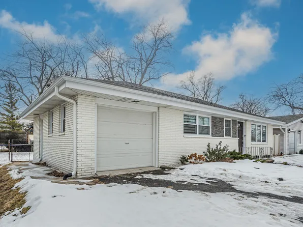 2417 E Sand Lake Rd, Lindenhurst, IL 60046