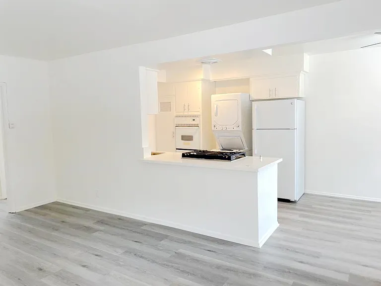 2903 Kenwood Ave #4 — Photo 4