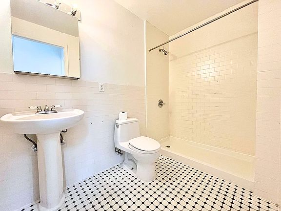 3rd image of 324 Melrose St APT 4A