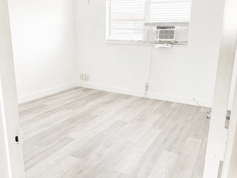 2837 NE 30th St #6 — Photo 7